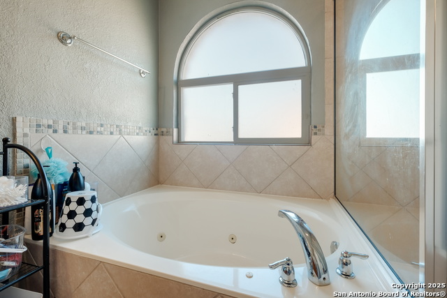 Listing photo id 14 for 6927 Macaway