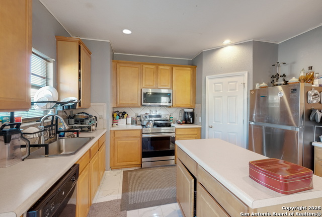 Listing photo id 5 for 6927 Macaway