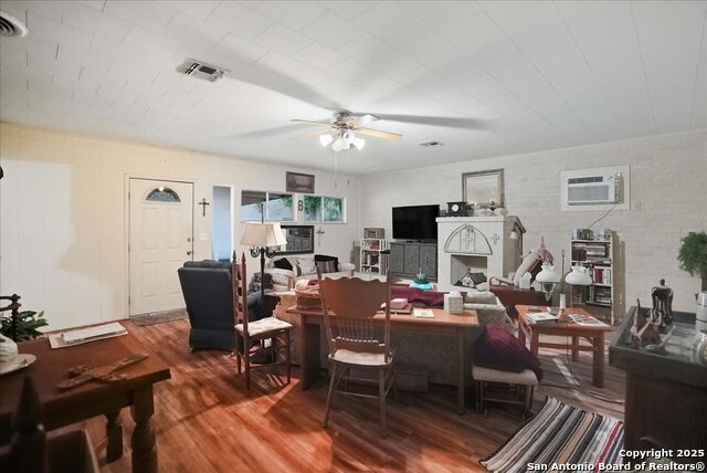 Listing photo id 2 for 1000 Austin St.