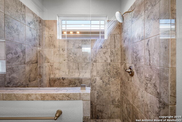 Listing photo id 12 for 623 Guenther N