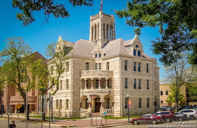 Listing photo id 30 for 623 Guenther N