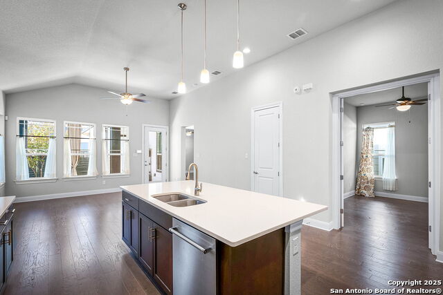 Listing photo id 7 for 623 Guenther N