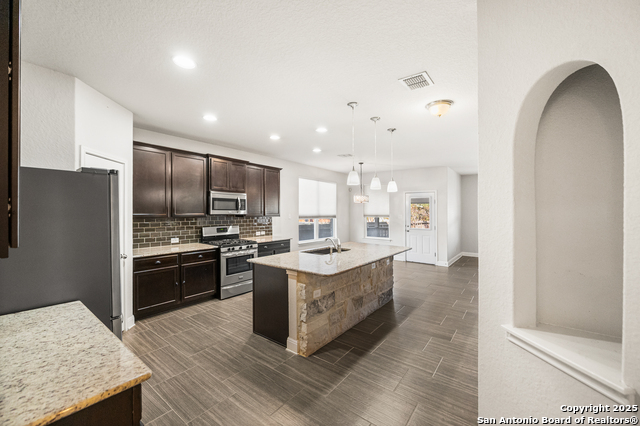 Listing photo id 8 for 5903 Carriage