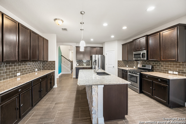 Listing photo id 9 for 5903 Carriage