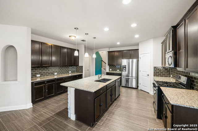 Listing photo id 10 for 5903 Carriage