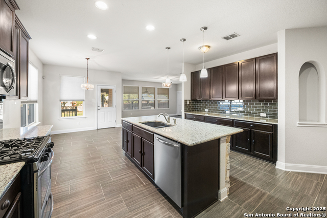 Listing photo id 11 for 5903 Carriage