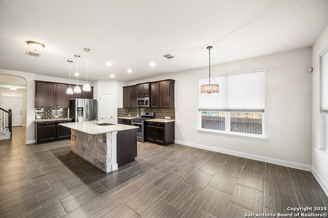 Listing photo id 15 for 5903 Carriage