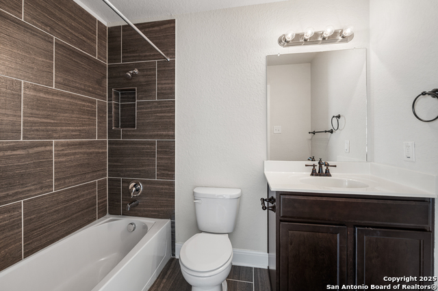 Listing photo id 49 for 5903 Carriage