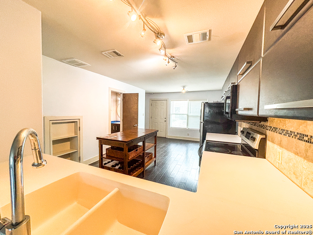 Listing photo id 9 for 1101 Grove Blvd  206