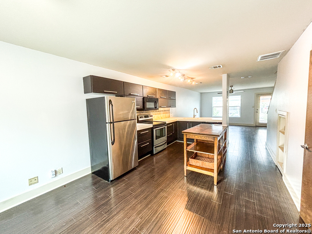 Listing photo id 10 for 1101 Grove Blvd  206