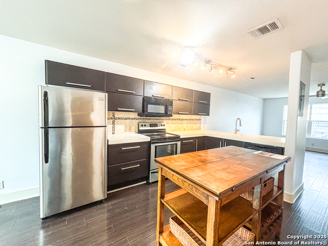 Listing photo id 11 for 1101 Grove Blvd  206