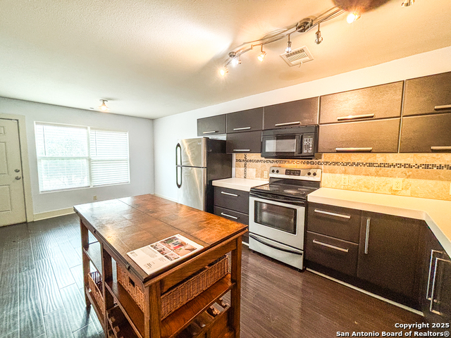 Listing photo id 12 for 1101 Grove Blvd  206