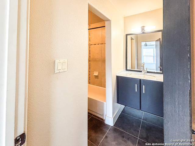 Listing photo id 18 for 1101 Grove Blvd  206