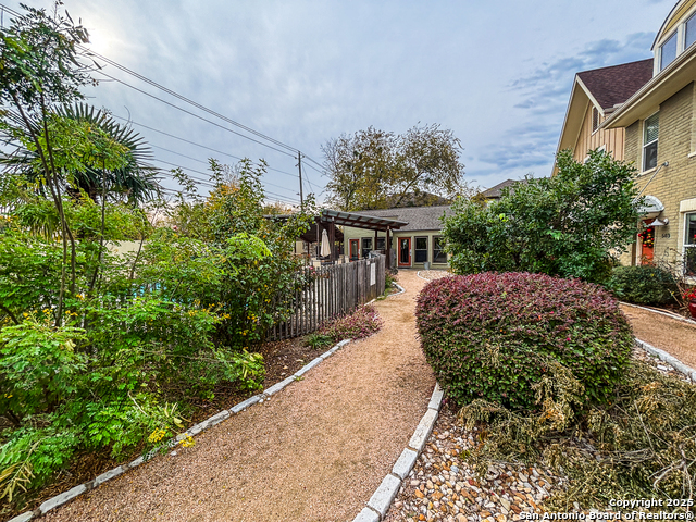 Listing photo id 22 for 1101 Grove Blvd  206