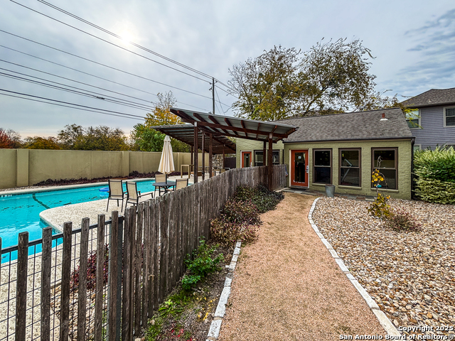 Listing photo id 23 for 1101 Grove Blvd  206