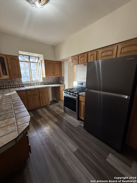 Listing photo id 16 for 416 Buckingham Ave