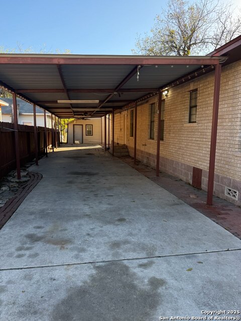 Listing photo id 3 for 416 Buckingham Ave