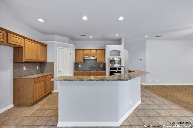 Listing photo id 8 for 1339 Barton Creek