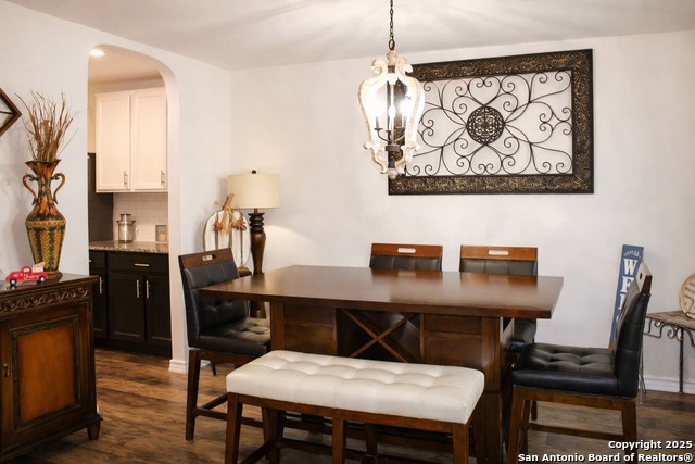 Listing photo id 2 for 7427 Equinox Corner