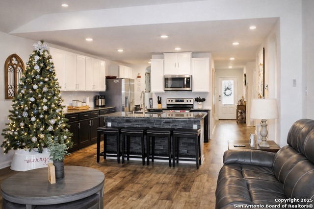 Listing photo id 3 for 7427 Equinox Corner