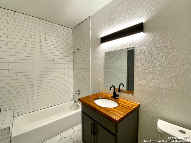 Image 17 of 25 For 828 Dakota St