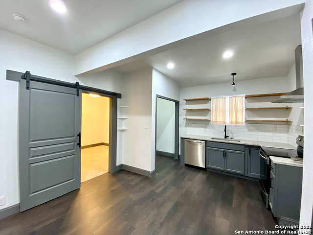 Image 3 of 25 For 828 Dakota St