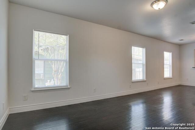 Listing photo id 5 for 313 Wildwood W