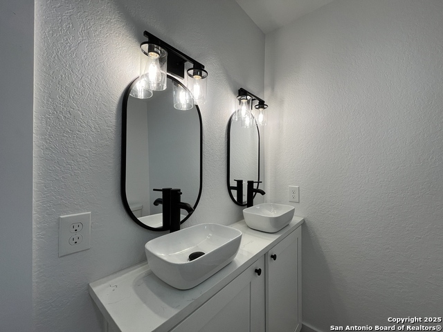 Image 17 of 36 For 2239 Burnet St