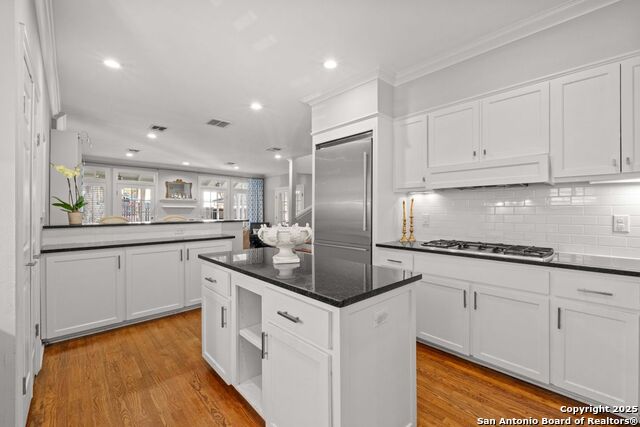 Listing photo id 10 for 351 Rosemary