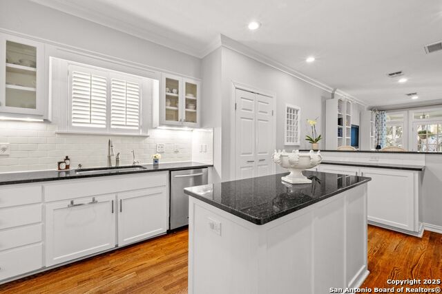 Listing photo id 13 for 351 Rosemary