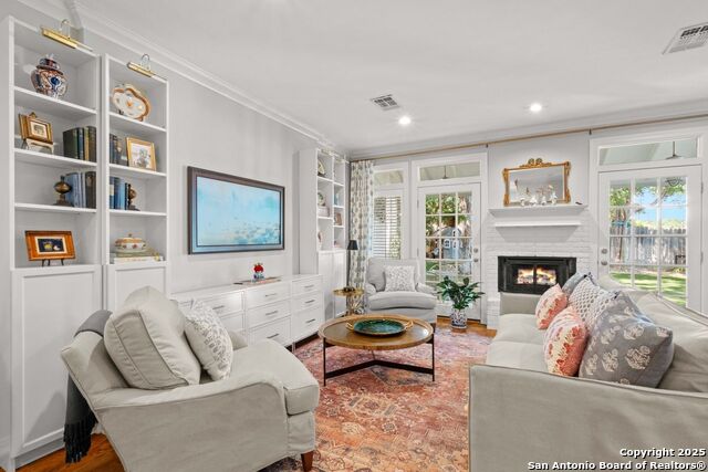 Listing photo id 15 for 351 Rosemary