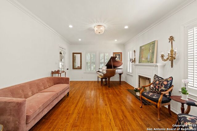 Listing photo id 1 for 351 Rosemary