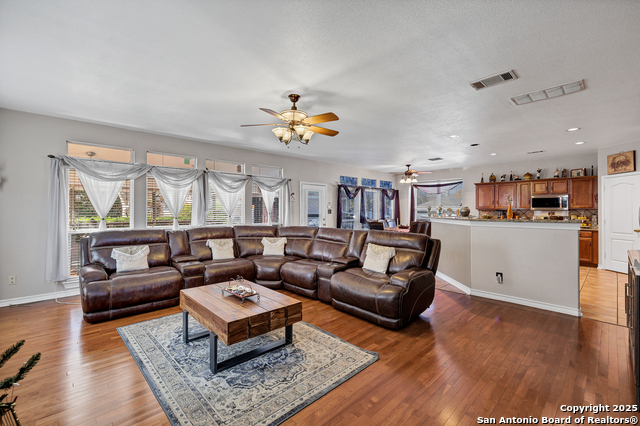 Listing photo id 4 for 1611 Springhouse