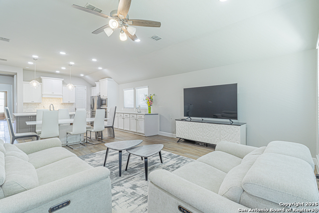 Listing photo id 11 for 9328 Trestle Creek