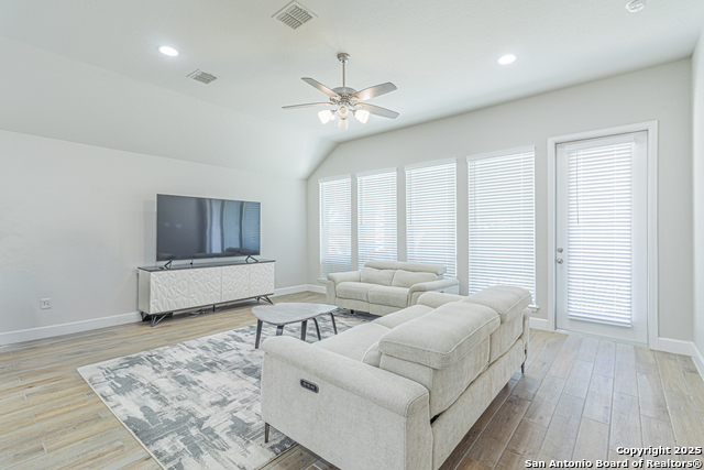 Listing photo id 12 for 9328 Trestle Creek