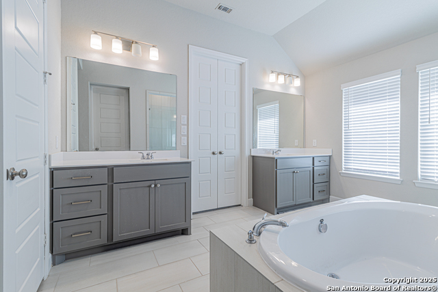 Listing photo id 7 for 9328 Trestle Creek