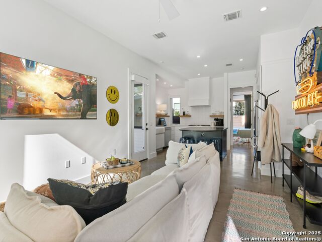 Listing photo id 3 for 512 Sacramento Dr, Unit A  A