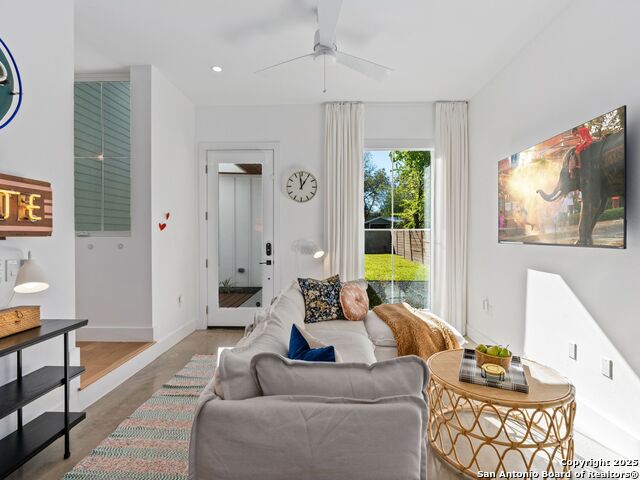 Listing photo id 4 for 512 Sacramento Dr, Unit A  A