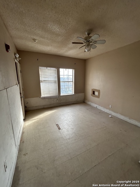 Listing photo id 8 for 903 West Craig Pl