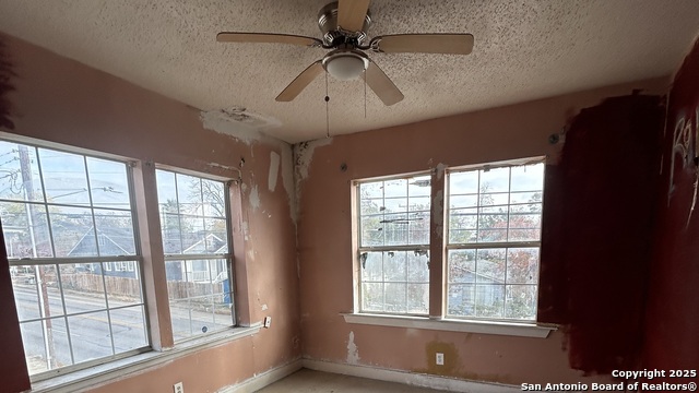 Listing photo id 11 for 903 West Craig Pl