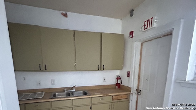 Listing photo id 14 for 903 West Craig Pl