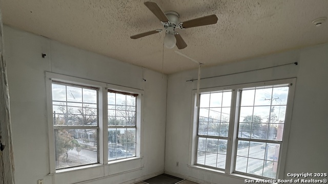 Listing photo id 15 for 903 West Craig Pl