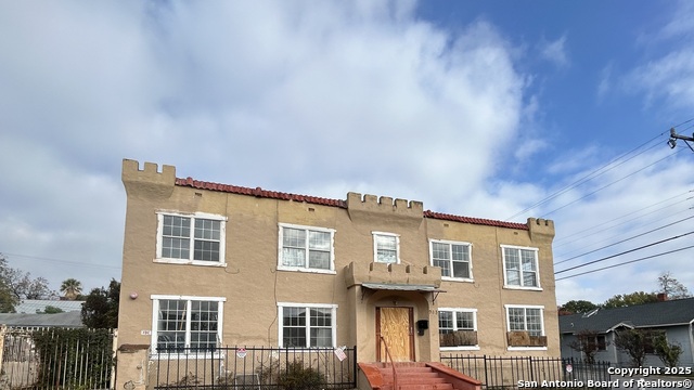 Listing photo id 0 for 903 West Craig Pl