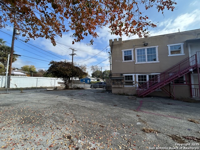 Listing photo id 21 for 903 West Craig Pl