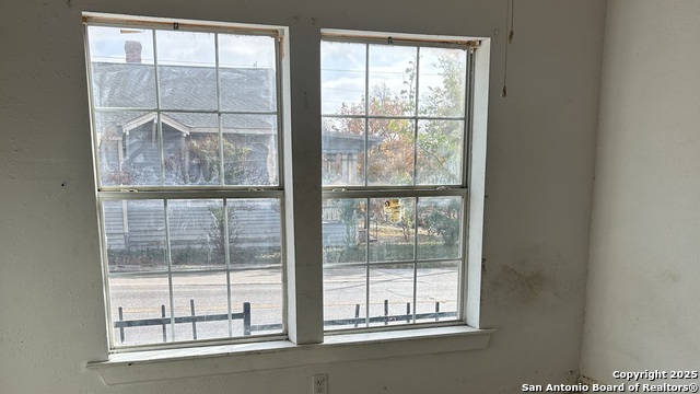 Listing photo id 23 for 903 West Craig Pl