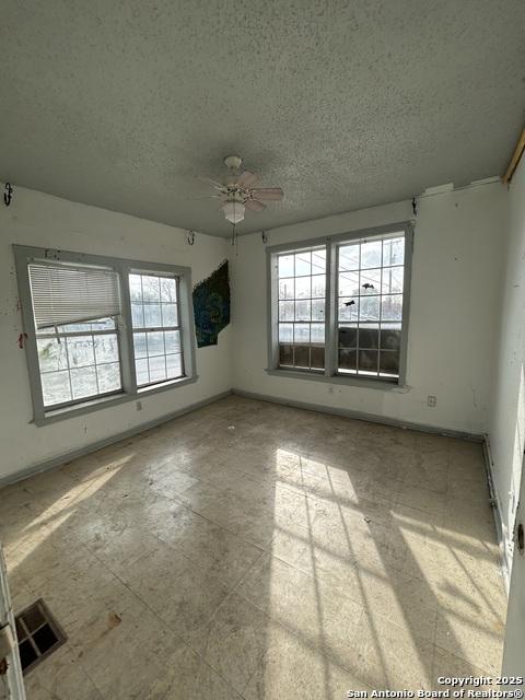 Listing photo id 24 for 903 West Craig Pl