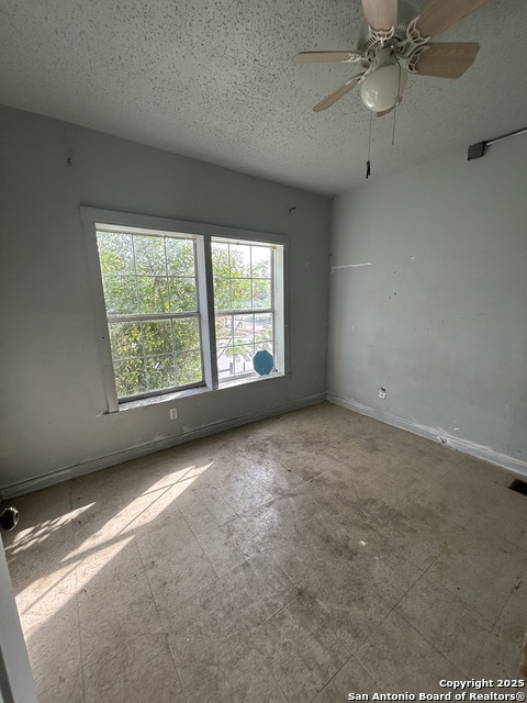 Listing photo id 25 for 903 West Craig Pl