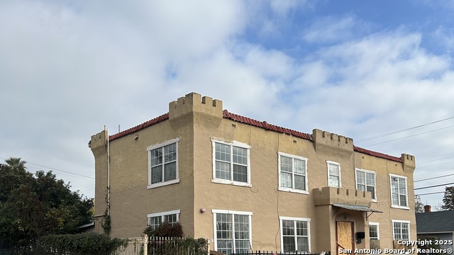 Listing photo id 1 for 903 West Craig Pl