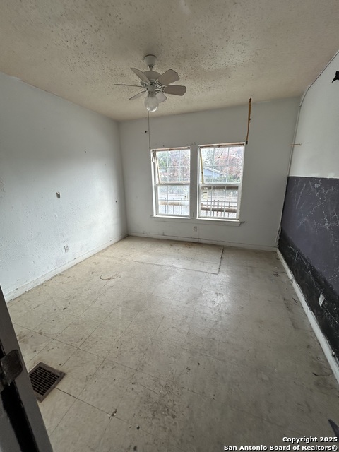 Listing photo id 30 for 903 West Craig Pl