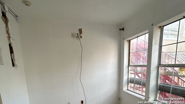 Listing photo id 3 for 903 West Craig Pl